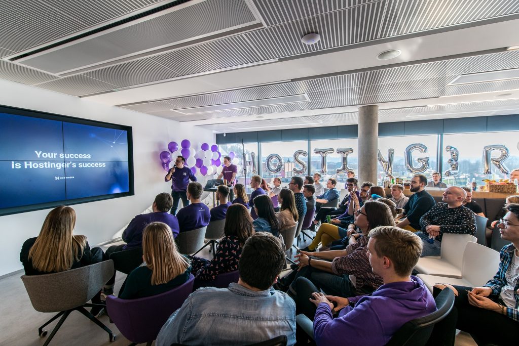funcionários da hostinger reunidos para apresentação da empresa