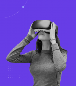 Uma mulher usando Oculus Go
