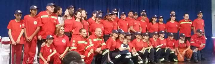bombeiros voluntários reunidos com crianças para tirar foto