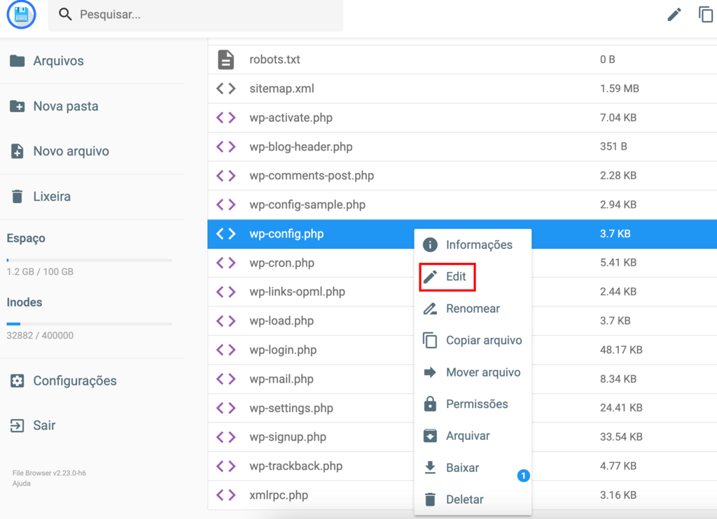 Gerenciador de arquivos do Hostinger. O botão de edição do arquivo wp-config.php está destacado