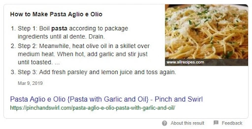 Exemplo de schema de receitas no Google mostrando como fazer macarrão alho e óleo