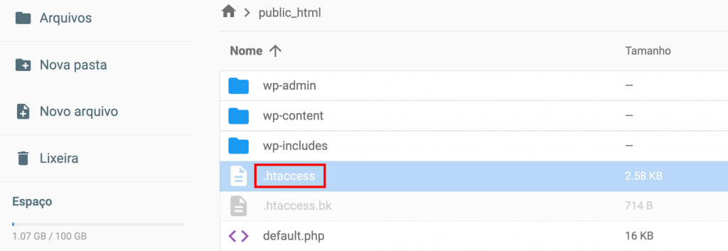 Hostinger's file manager, o arquivo .htaccess é destacado