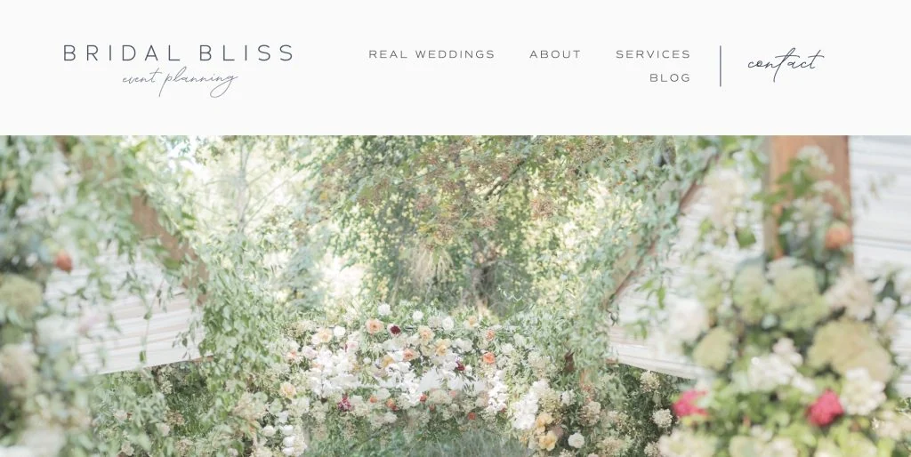 Site Minimalista sobre Casamentos com imagem de arranjo de Flores